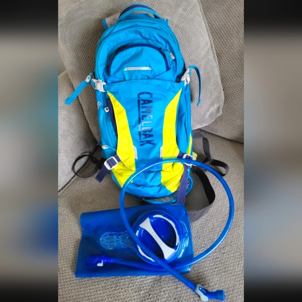Camelbak M.U.L.E. Low Rider 100oz. Bladder included Blue & yellow very clean bag